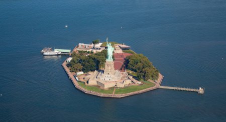 Téléchargez les photos : Statue of Liberty, Liberty island, New York harbour on Hudson river, United States of America - en image libre de droit
