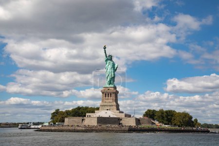 Téléchargez les photos : Statue of Liberty, Liberty island, New York harbour on Hudson river, United States of America - en image libre de droit
