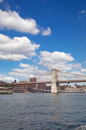 Foto de Brooklyn bridge connecting Brooklyn island with financial district on Manhattan, New York, United States of America - Imagen libre de derechos