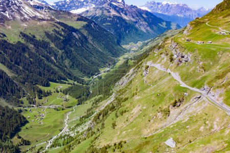 Foto de Klausenpass - carretera de montaña que conecta los cantones Uri y Glarus en los Alpes suizos - Imagen libre de derechos