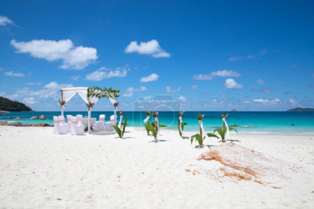 Téléchargez les photos : Cérémonie de mariage sur la célèbre plage de l'Anse Lazio sur l'île de Praslin, Seychelles - en image libre de droit