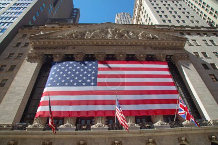 Foto de NUEVA YORK CITY, NY - SEP 10: The New York Stock Exchange building on Wall Street on September 10, 2022 in New York City. El edificio Exchange fue construido en 1903. - Imagen libre de derechos