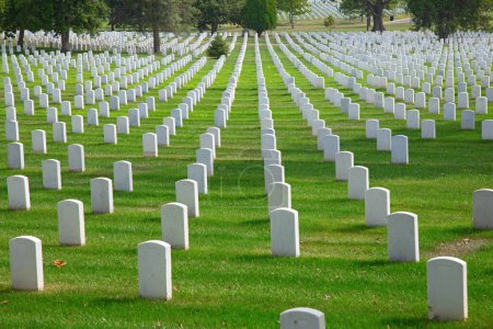Foto de Arlington national cemetery in Washington DC, United States of America. Military cemetery established during the Civil War and expanded to host gaves of World, Vietnam, Korean and other wars - Imagen libre de derechos