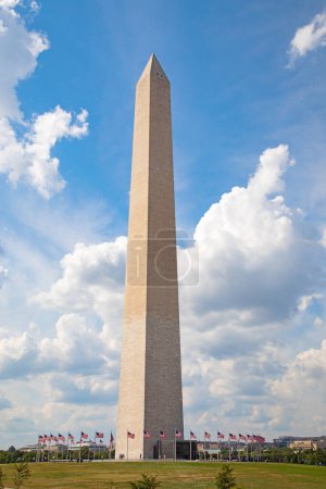 Téléchargez les photos : George Washington monument in the center of National Mall in Washington DC, United States of America - en image libre de droit