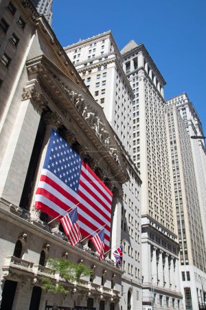 Téléchargez les photos : NEW YORK CITY, NY - SEP 10 : Bâtiment de la Bourse de New York à Wall Street le 10 septembre 2022 à New York. Le bâtiment Exchange a été construit en 1903. - en image libre de droit