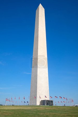 Foto de George Washington monument in the center of National Mall in Washington DC, United States of America - Imagen libre de derechos