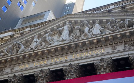 Téléchargez les photos : NEW YORK CITY, NY - SEP 10 : Bâtiment de la Bourse de New York à Wall Street le 10 septembre 2022 à New York. Le bâtiment Exchange a été construit en 1903. - en image libre de droit