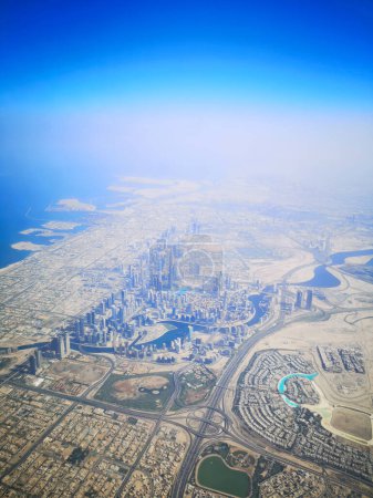 Foto de Vista aérea del centro de Dubai. Dubai es la ciudad más grande de los Emiratos Árabes Unidos - Imagen libre de derechos
