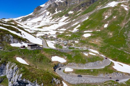 Téléchargez les photos : Klausenpass - route de montagne reliant les cantons d'Uri et de Glarus dans les Alpes suisses - en image libre de droit