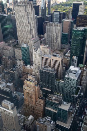 Téléchargez les photos : New York skyline as seen from the harbor and Hudson river - en image libre de droit