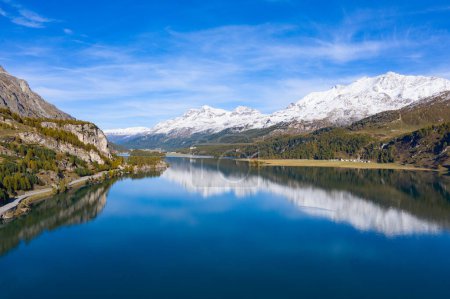 Téléchargez les photos : Route sinueuse du col de Maloja reliant la Suisse à l'Italie - en image libre de droit