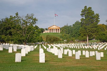 Foto de Cementerio nacional de Arlington en Washington DC, Estados Unidos de América. Cementerio militar establecido durante la Guerra Civil y ampliado para albergar las cuevas de mundo, Vietnam, Corea y otras guerras - Imagen libre de derechos