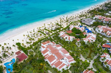 Foto de Vista aérea de la famosa playa de Bavaro cerca de Punta Cana, República Dominicana - Imagen libre de derechos
