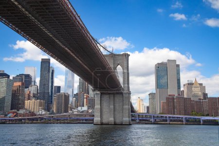 Téléchargez les photos : Pont de Brooklyn reliant l'île de Brooklyn au quartier financier de Manhattan, New York, États-Unis - en image libre de droit