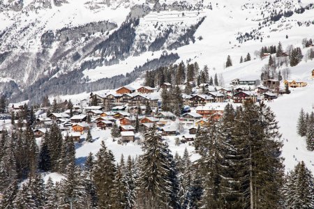 Téléchargez les photos : Hiver dans les Alpes suisses, village d'Arvenbuel près d'Amden canton de Saint-Gall en Suisse - en image libre de droit