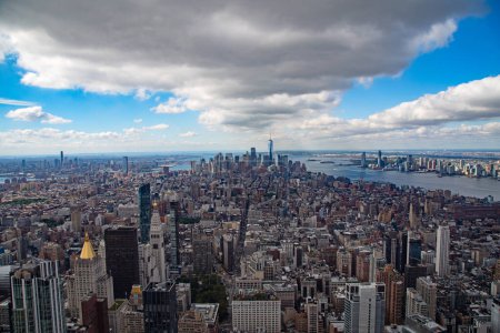 Téléchargez les photos : New York skyline as seen from the harbor and Hudson river - en image libre de droit