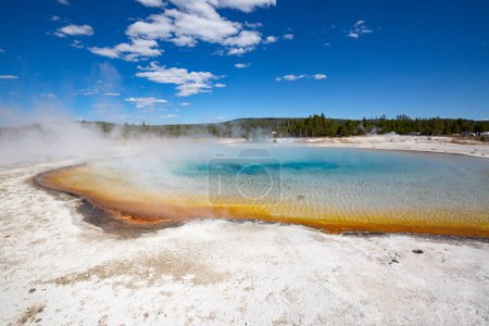 Foto de Colorida piscina de agua caliente en el Parque Nacional Yellowstone, EE.UU. - Imagen libre de derechos