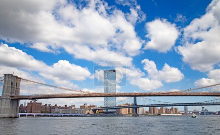 Téléchargez les photos : Brooklyn bridge connecting Brooklyn island with financial district on Manhattan, New York, United States of America - en image libre de droit