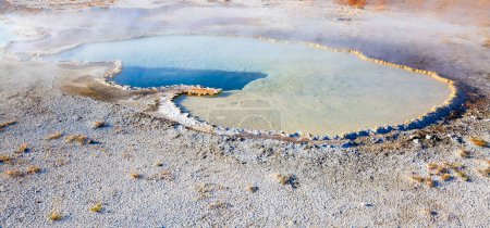Téléchargez les photos : Piscine d'eau chaude colorée dans le parc national de Yellowstone, États-Unis - en image libre de droit