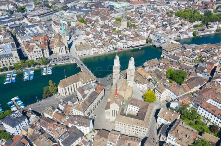 Foto de Río Limmat y famosas iglesias de Zurich - Imagen libre de derechos