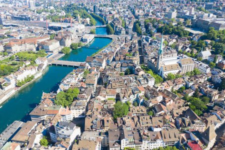 Téléchargez les photos : Rivière Limmat et célèbres églises de Zurich - en image libre de droit