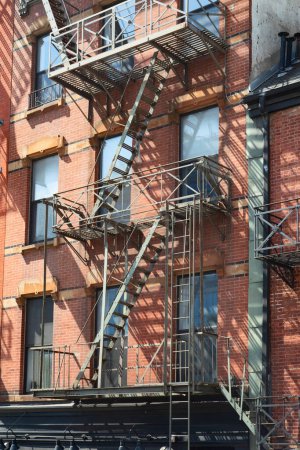 Téléchargez les photos : Fire escape stairs in the downtown New York city, USA - en image libre de droit