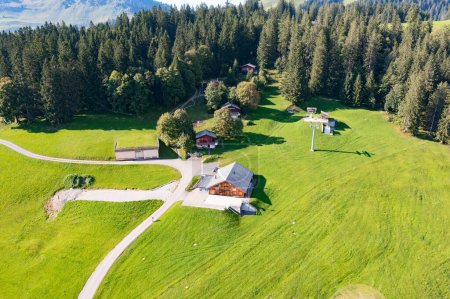 Téléchargez les photos : Randonnée dans les Alpes suisses : petit village alpin Arvenbuel dans le canton de Saint-Gall, Suisse - en image libre de droit