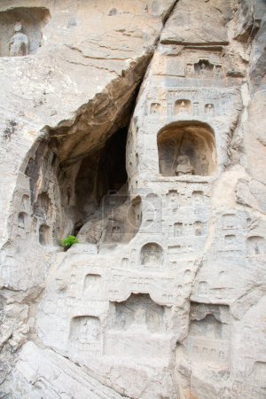 Téléchargez les photos : Grottes Longmen célèbres (statues de Bouddha et Bodhisattvas sculptées dans la roche monolithe près de Luoyang dans la province de Hennn, en Chine
) - en image libre de droit