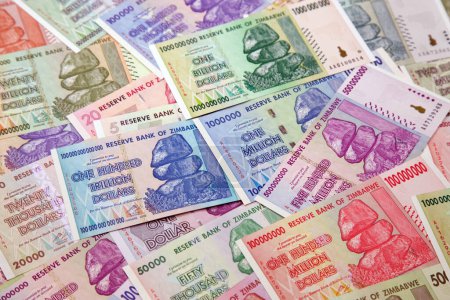 Téléchargez les photos : Billets du Zimbabwe après hyperinflation - en image libre de droit