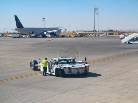 Téléchargez les photos : Riyad - 01 mars : Des avions se préparent au décollage à l'aéroport de Riyad King Khalid le 01 mars 2016 à Riyad, en Arabie Saoudite. L'aéroport de Riyad est le port d'attache de Saudi Arabian Airlines. - en image libre de droit