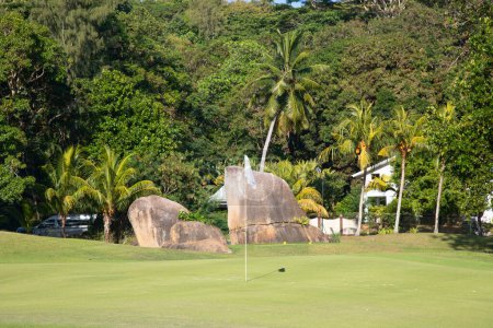 Téléchargez les photos : Terrain de golf sur l'île de Praslin, Seychelles - en image libre de droit