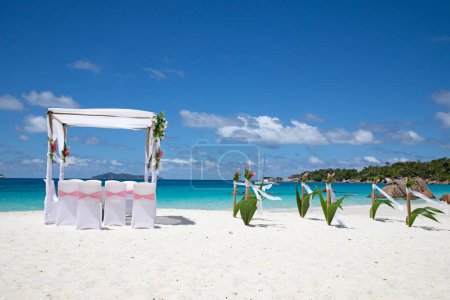 Téléchargez les photos : Cérémonie de mariage sur la célèbre plage de l'Anse Lazio sur l'île de Praslin, Seychelles - en image libre de droit