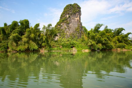 Téléchargez les photos : La rivière Li ou Lijiang est une rivière de la région autonome du Guangxi Zhuang, en Chine. Il coule 83 kilomètres (52 mi) de Guilin à Yangshuo et célèbre pour son paysage formé de roches karstiques. - en image libre de droit