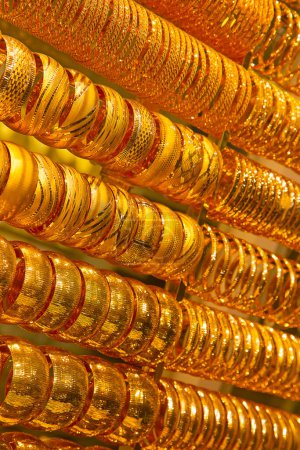 Foto de Oro en el famoso "Zoco de oro" en Dubai - Imagen libre de derechos
