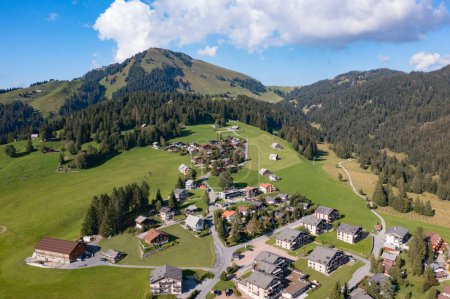 Téléchargez les photos : Randonnée dans les Alpes suisses : petit village alpin Arvenbuel dans le canton de Saint-Gall, Suisse - en image libre de droit