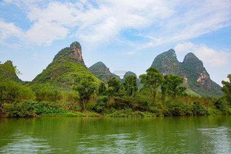 Foto de El río Li o Lijiang es un río en la región autónoma de Guangxi Zhuang, China. Fluye 83 kilómetros (52 millas) desde Guilin a Yangshuo y es famoso por el paisaje formado por rocas kársticas.. - Imagen libre de derechos