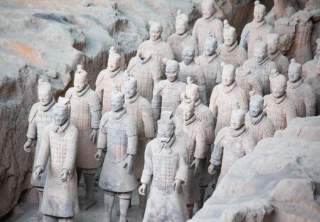 Foto de XIAN, CHINA - 8 de octubre de 2017: Famoso ejército de terracota en Xian, China. El mausoleo de Qin Shi Huang, el primer emperador de China, contiene una colección de esculturas de terracota de hombres armados y caballos.
. - Imagen libre de derechos