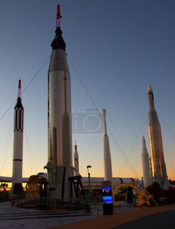 Téléchargez les photos : KENNEDY SPACE CENTER, FLORIDA, États-Unis - 2 DÉCEMBRE 2019 : "Rocket garden" une collection de différentes fusées historiques exposées à Kennedy Space Cente - en image libre de droit