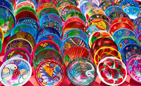 Téléchargez les photos : Céramique mexicaine traditionnelle colorée sur le marché de rue - en image libre de droit