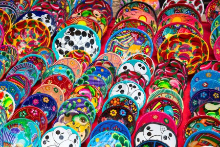 Foto de Coloridas cerámicas tradicionales mexicanas en el mercado callejero - Imagen libre de derechos