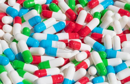 Téléchargez les photos : Collection de capsules colorées avec des médicaments - en image libre de droit