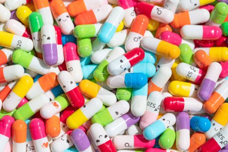 Foto de Colección de las coloridas cápsulas con medicamentos - Imagen libre de derechos