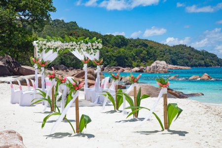 Téléchargez les photos : Wedding ceremony on the famous Anse Lazio beach on the Praslin island, Seychelles - en image libre de droit