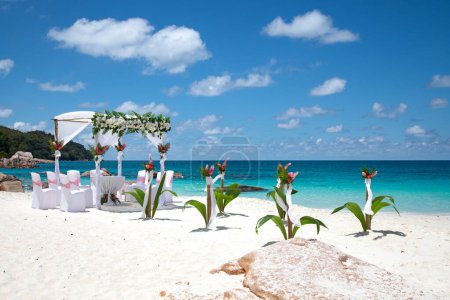 Foto de Wedding ceremony on the famous Anse Lazio beach on the Praslin island, Seychelles - Imagen libre de derechos