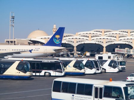 Foto de Riad - 01 de marzo: Aviones preparándose para despegar en el aeropuerto de Riad King Khalid el 01 de marzo de 2016 en Riad, Arabia Saudita. Aeropuerto de Riad es el puerto de origen de Saudi Arabian Airlines. - Imagen libre de derechos