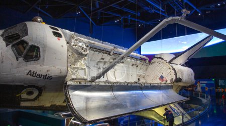 Foto de KENNEDY SPACE CENTER, FLORIDA, EE.UU. - 2 DE DICIEMBRE DE 2019: Exposición del transbordador espacial Atlantis en el complejo de visitantes del Centro Espacial Kennedy - Imagen libre de derechos