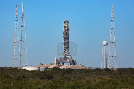 Foto de KENNEDY SPACE CENTER, FLORIDA, EE.UU. - 2 DE DICIEMBRE DE 2019: NASA Launch site LC-39A at Kennedy Space Center. El LC-39A es utilizado por SpaceX para los lanzamientos de Falcon 9 y Falcon Heavy - Imagen libre de derechos