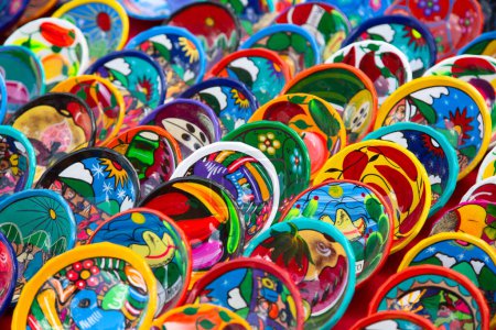 Foto de Coloridas cerámicas tradicionales mexicanas en el mercado callejero - Imagen libre de derechos