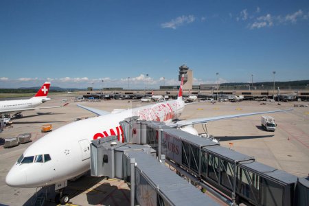 Téléchargez les photos : ZURICH - 30 juillet : Les avions se préparent au décollage au terminal A de l'aéroport de Zurich le 30 juillet 2016 à Zurich, en Suisse. L'aéroport de Zurich est le port d'attache de Swiss Air et l'un des hubs européens. - en image libre de droit
