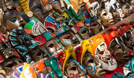 Téléchargez les photos : Céramique mexicaine traditionnelle colorée sur le marché de rue - en image libre de droit